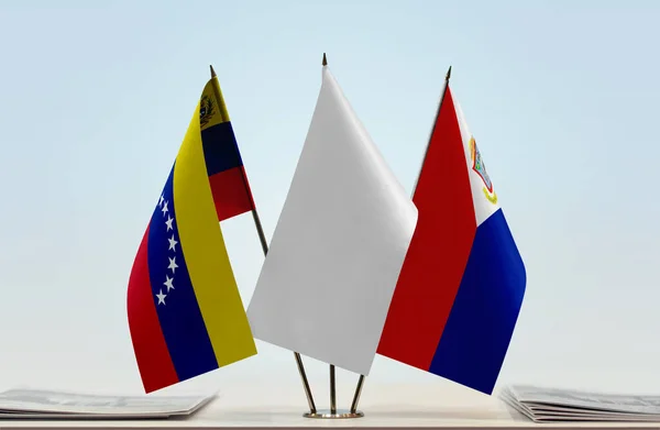Βενεζουέλα Άγιος Μαρτίνος Και Λευκές Σημαίες Στέκονται Όρθιες Χαρτιά — Φωτογραφία Αρχείου