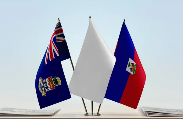 开曼群岛 海地和拿着文件的白旗站在那里 — 图库照片