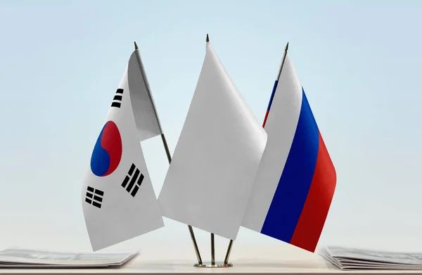 Güney Kore Rusya Beyaz Bayraklar Kağıtlarla Ayakta — Stok fotoğraf