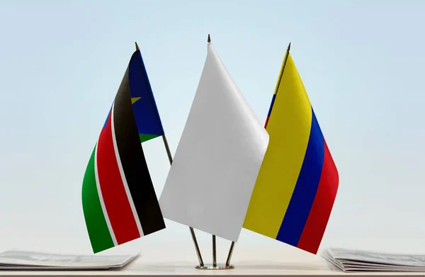 Sudán Del Sur Colombia Banderas Stand Con Papeles — Foto de Stock