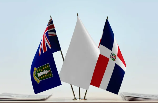 英属维尔京群岛多米尼加共和国和白旗站在讲台上 附有文件 — 图库照片