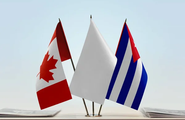 加拿大古巴国旗立在讲台上 上面有文件 — 图库照片