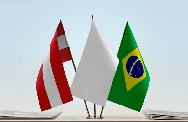 Áustria Brasil Bandeiras Brancas Stand Com Papéis — Fotografia de Stock