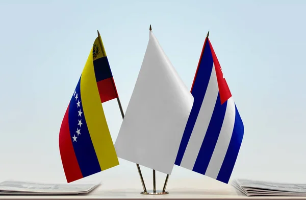 Βενεζουέλα Κούβα Και Λευκές Σημαίες Στάση Χαρτιά — Φωτογραφία Αρχείου