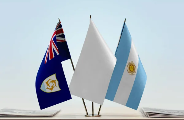 Anguilla Argentyna Białe Flagi Stoisku Papierami — Zdjęcie stockowe
