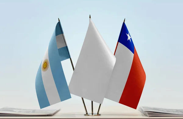 Argentina Chile Och Vita Flaggor Monter Med Papper — Stockfoto