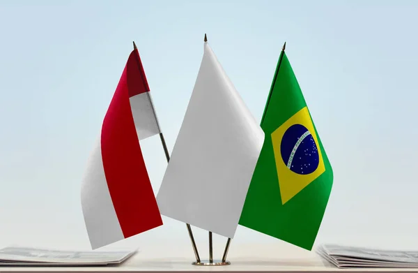Brasilien Och Monaco Flaggor Monter Med Papper — Stockfoto
