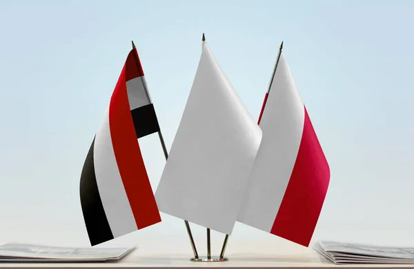 Drapeaux Yémen Pologne Debout Avec Des Papiers — Photo