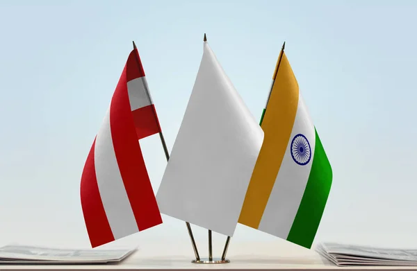 奥地利 印度和拿着文件的白旗站在那里 — 图库照片