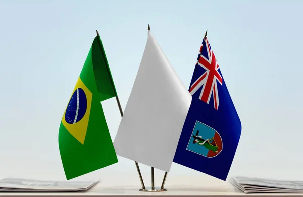 ブラジルモンセラットと紙の上に白い旗 — ストック写真