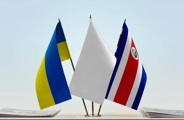 Ukraina Costa Rica Och Vita Flaggor Monter Med Tidningar Bordet — Stockfoto