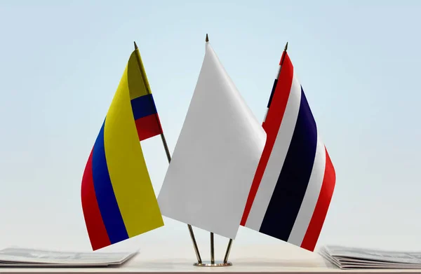 Drapeaux Blancs Sur Stand Avec Des Papiers — Photo