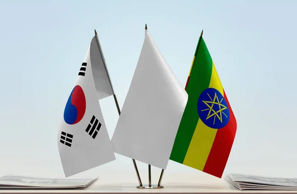 Güney Kore Etiyopya Bayrakları Gazete Bayrağına Asıldı — Stok fotoğraf