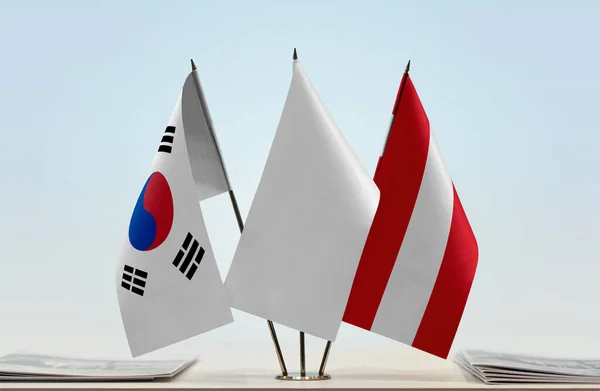 Avusturya Güney Kore Beyaz Bayraklar Kağıtlarla Ayakta — Stok fotoğraf
