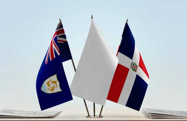 安圭拉多米尼加共和国和拿着文件的白旗站在讲台上 — 图库照片