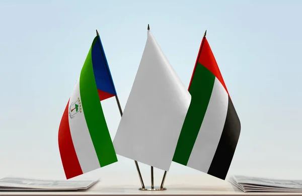 Флаги Объединенных Арабских Эмиратов Экваториальной Гвинеи Стенде Бумагами — стоковое фото