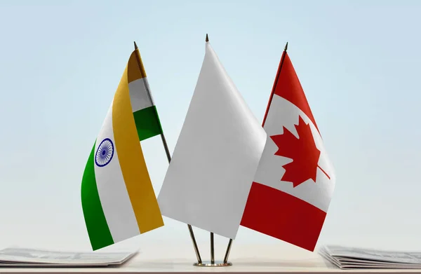 インドカナダは紙で立って旗を翻す — ストック写真