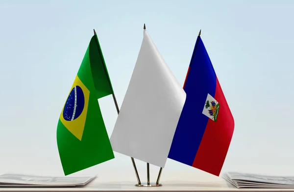 ブラジルハイチと紙の上に白い旗 — ストック写真