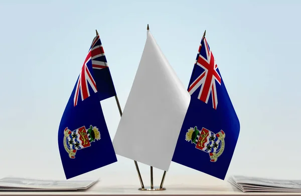 Islas Caimán Banderas Blancas Stand Con Papeles — Foto de Stock