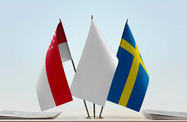 Flagi Szwecji Singapuru Stoisku Papierami — Zdjęcie stockowe