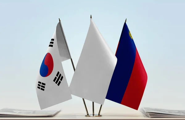 Güney Kore Lihtenştayn Bayrakları Tezgahta — Stok fotoğraf