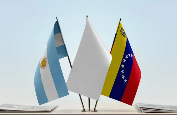 Argentina Venezuela Bandeiras Brancas Stand Com Papéis — Fotografia de Stock