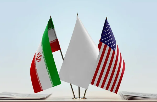 Bandeiras Irã Eua Stand Com Papéis — Fotografia de Stock