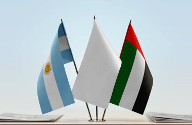 Birleşik Arap Emirlikleri ve Arjantin bayrakları belgelerle ayakta
