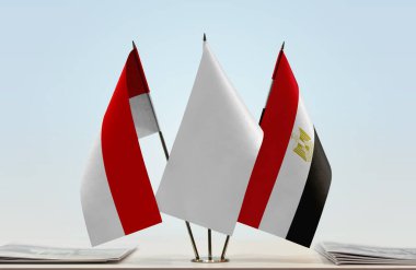 Endonezya, Mısır ve beyaz bayraklar masada gazetelerle