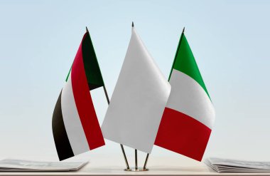 İtalya bayrağı kağıtlarla birlikte beklemede 