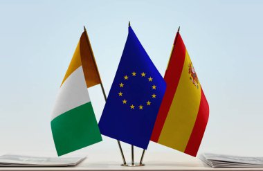 Fildişi Sahili İspanya bayrakları tezgahta