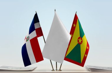 Dominik Cumhuriyeti ve beyaz bayraklar belgelerle ayakta  