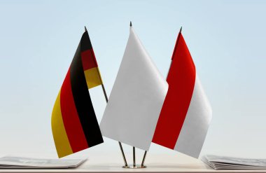 Alman bayrağı kağıtlarla beklemede 