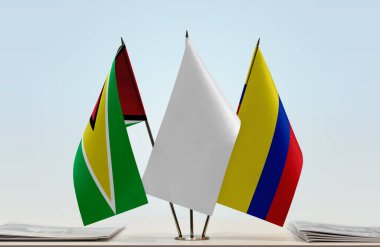 Guyana Antigua ve beyaz bayraklar kağıtlarla ayakta 