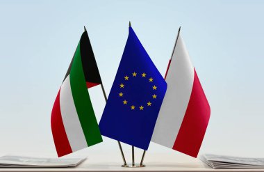 Kuveyt Polonya ve eu bayrağı kağıtlarla ayakta