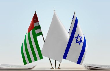 İsrail, Abhazya ve beyaz bayraklar kağıtlarla ayakta