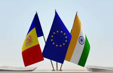 Andorra, Hindistan ve eu bayrakları kağıtlarla ayakta duruyor