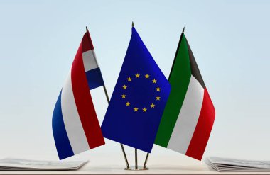Hollanda Kuveyt ve eu bayrakları belgelerle ayakta