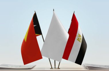 Doğu Timor, Mısır ve beyaz bayraklar masada gazetelerle