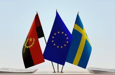 Angola, İsveç ve eu bayrakları kağıtlarla birlikte  