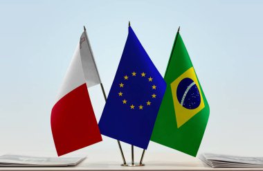 Malta Brezilya ve eu bayrakları kağıtlarla ayakta
