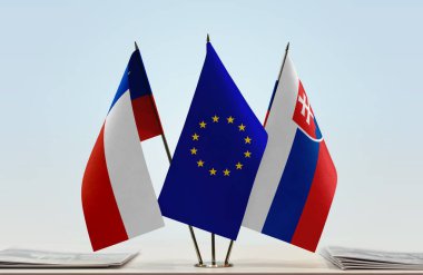 Şili ve eu bayrakları kağıtlarla ayakta  