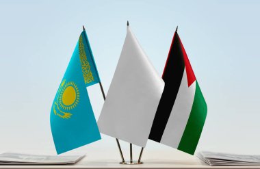 Kazakistan 'daki Filistin ve beyaz bayraklar kağıtlarla ayakta duruyor  