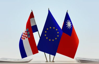 Hırvatistan Tayvan ve eu bayrağı gazetelerle birlikte hazır bekliyor