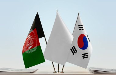 Afganistan Güney Kore ve beyaz bayraklar kağıtlarla ayakta  
