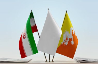 İran, Bhutan ve beyaz bayraklar masada gazetelerle
