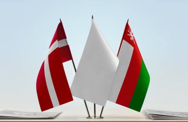 Danimarka ve Umman belgelerle ayakta duruyor. 