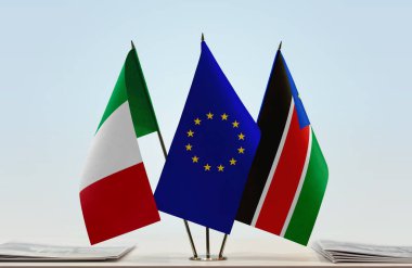 İtalya Güney Sudan ve eu bayrağı kağıtlarla birlikte