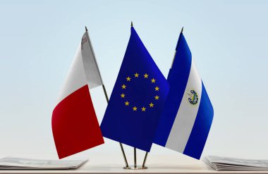 Malta El Salvador ve eu bayrakları kağıtlarla ayakta