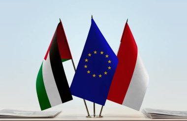 Filistin Monaco ve eu bayrağı kağıtlarla ayakta